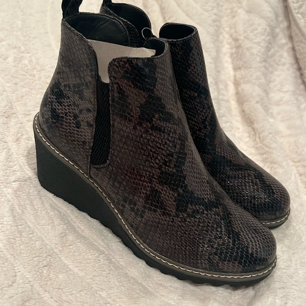 Muk luks wedge ankle boots snake